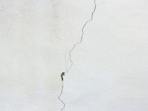 Les fissures dans les murs causées par la chaleur : un problème croissant en France